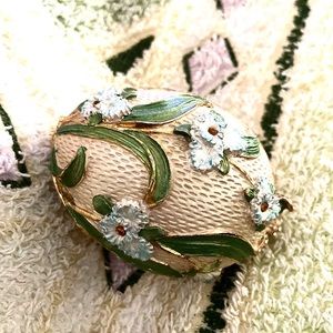 Egg trinket